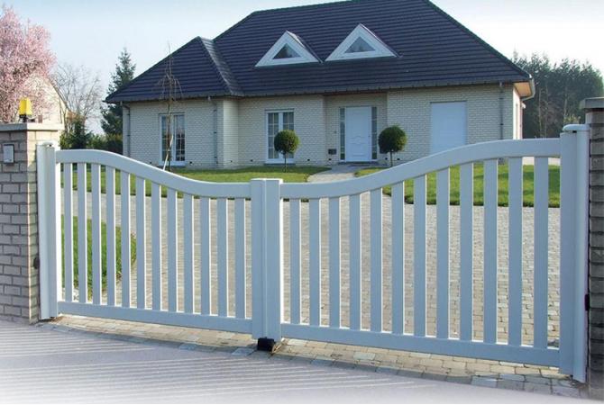 Portail battant blanc Hegoa avec barreaux de 80 mm verticaux Portail battant blanc Hegoa avec barreaux de 80 mm verticaux
