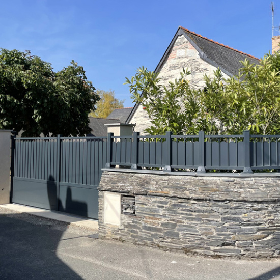 Un portail coulissant avec une clôture assortie